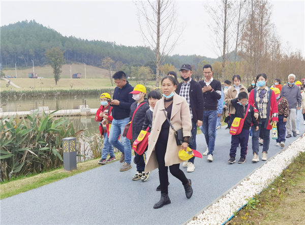 “千人市民觀察團”走進(jìn)城投集團龍山湖公園、陶瓷産業加速基地等項目