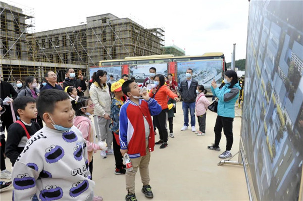 “千人市民觀察團”走進(jìn)城投集團龍山湖公園、陶瓷産業加速基地等項目