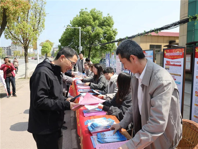 市城投集團組織開(kāi)展普法宣傳黨員志願服務活動