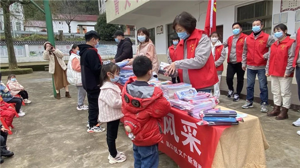 市城投集團開(kāi)展“黨建引領學(xué)雷鋒，志願服務展風采”送溫暖活動