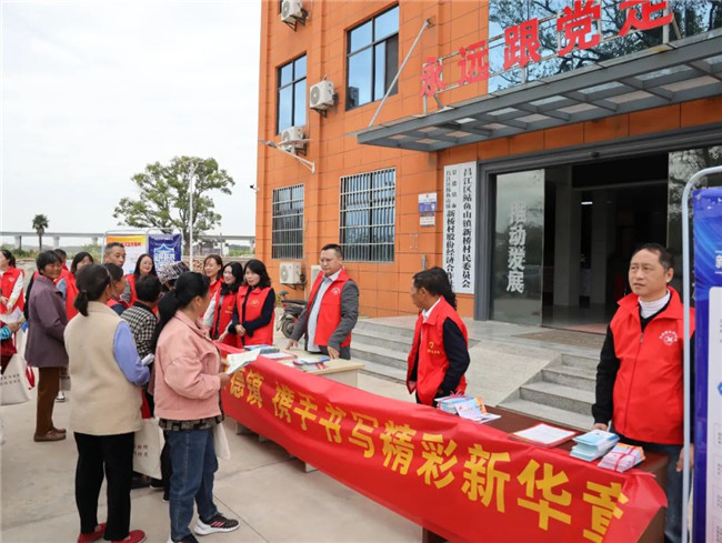 平安江西志願者在行動 市城投集團走進(jìn)新橋村